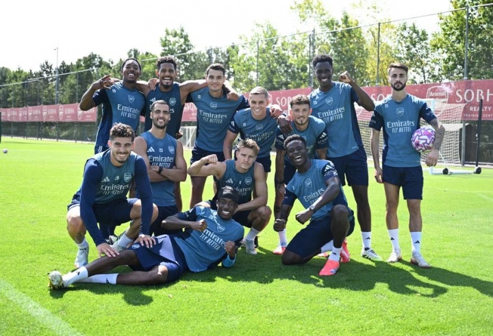 开云-训练场欢乐氛围中法维独显落寞 阿森纳胜利小队集体展露笑颜