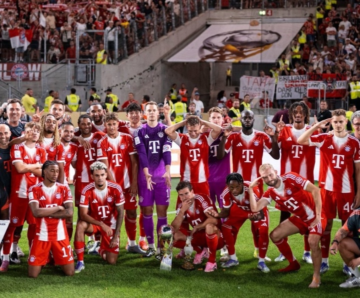 开云官网-拜仁德超杯夺冠后再摆群像Pose！这场景会让你想起谁？