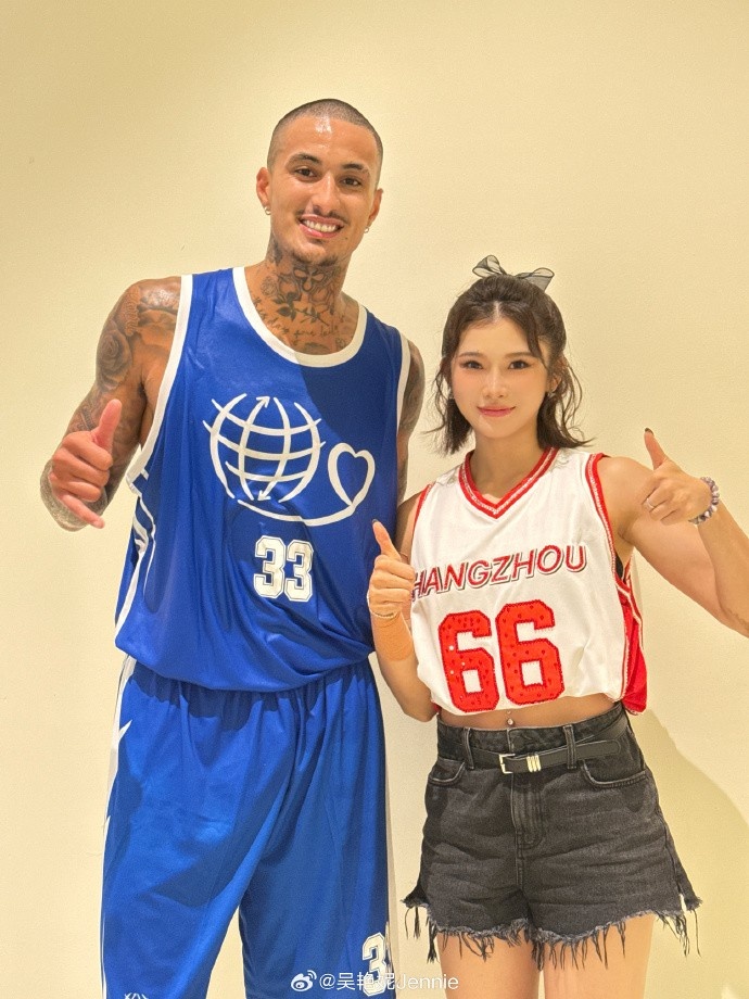 开云注册网址-跨界联动！吴艳妮晒与库兹马、杰伦-布朗、姚明等人的合照