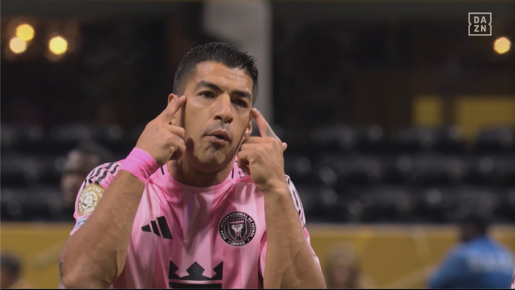 开云官网-外媒：苏亚雷斯对防守球员梦游不满，用手势讽刺他们无脑