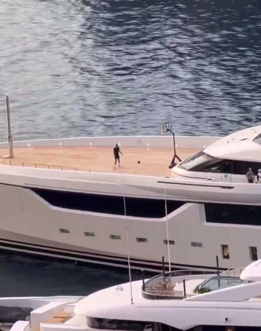 开云APP-威少悠闲游艇打篮球，未来去向仍存悬念